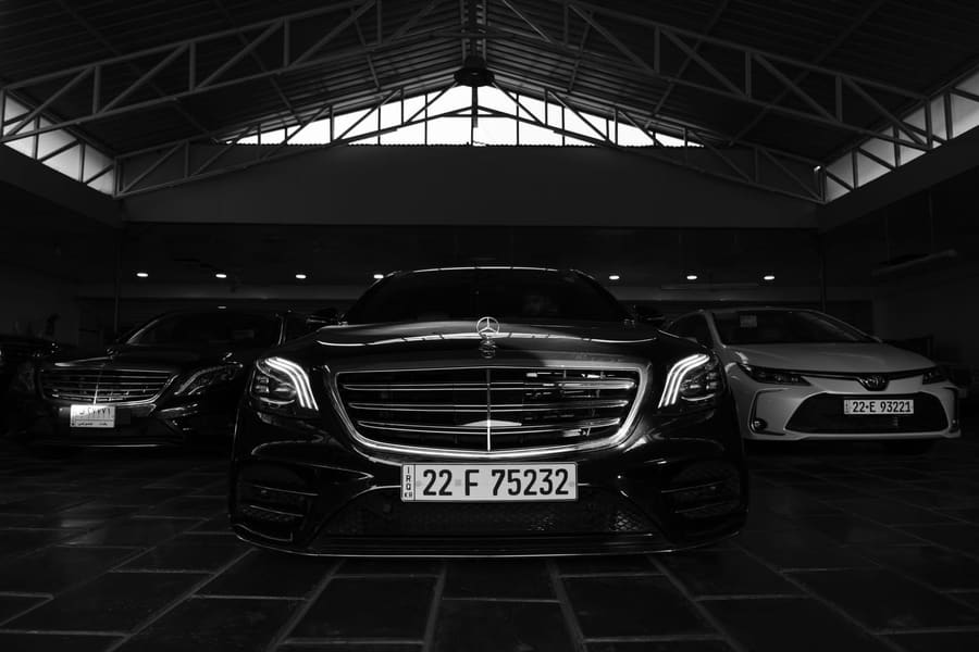Donkere Mercedes-Benz E-klasse in de showroom