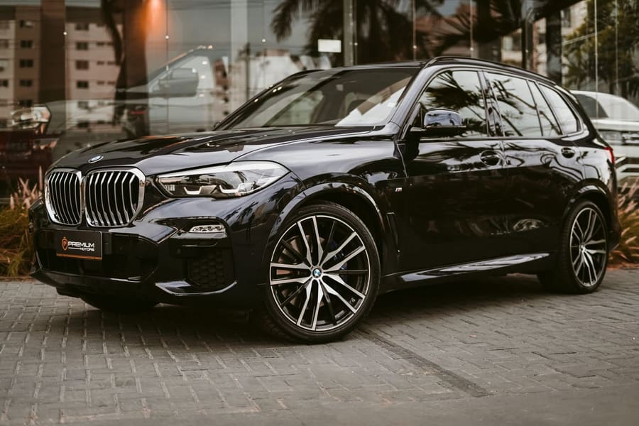 Zwarte BMW X5 op straat