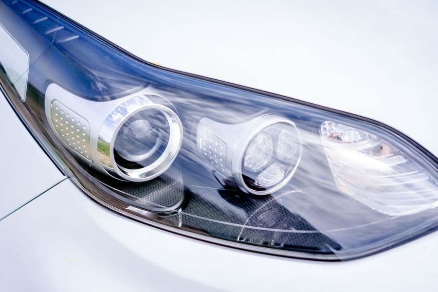 Koplamp van een lichtblauwe Kia