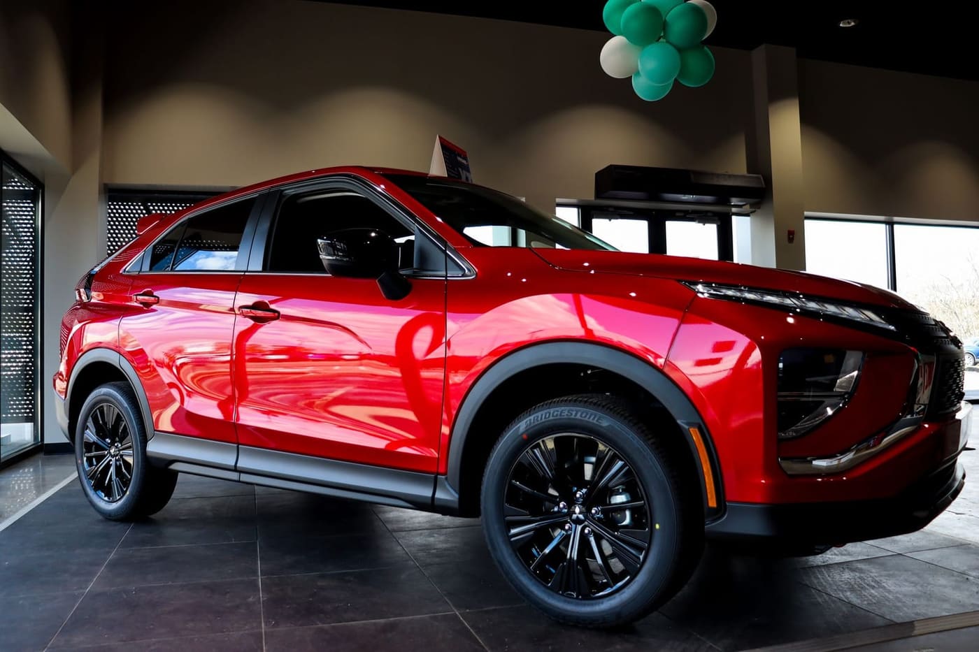 Rode Mitsubishi Eclipse Cross in de showroom