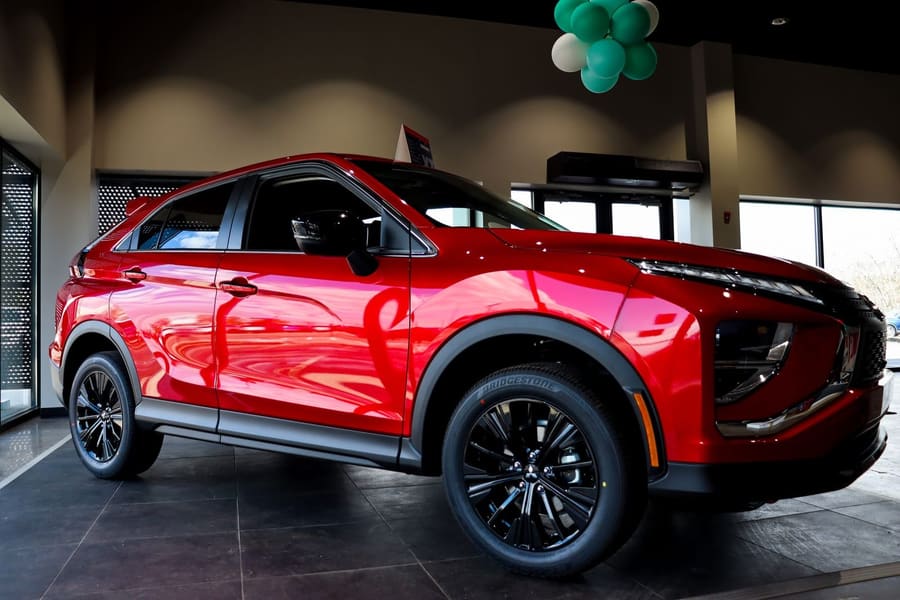 Rode Mitsubishi Eclipse Cross in de showroom