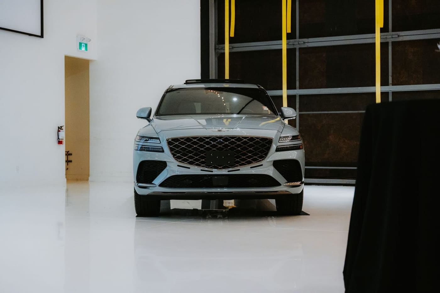 Zilvergrijze SUV in de showroom