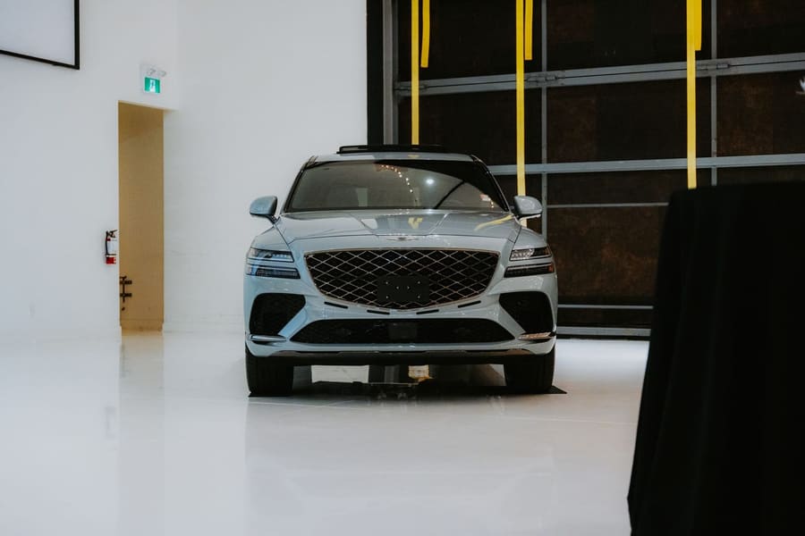 Zilvergrijze SUV in de showroom