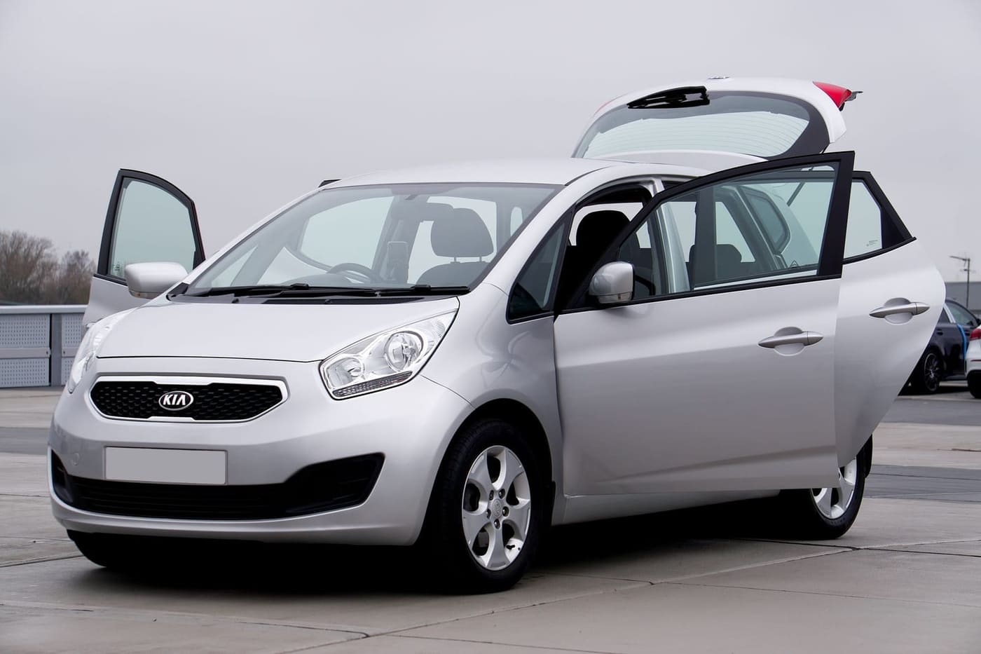Witte Kia Rio met open deuren