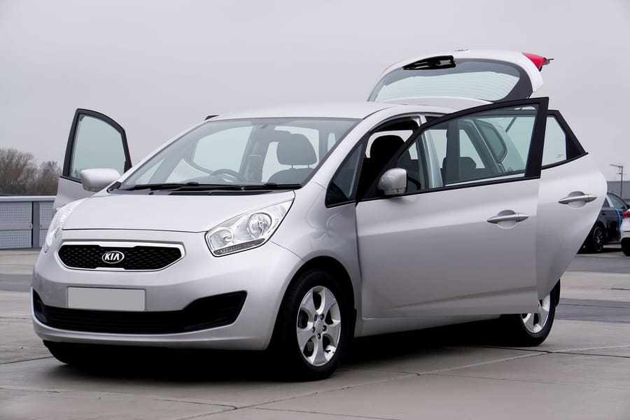 Witte Kia Rio met open deuren