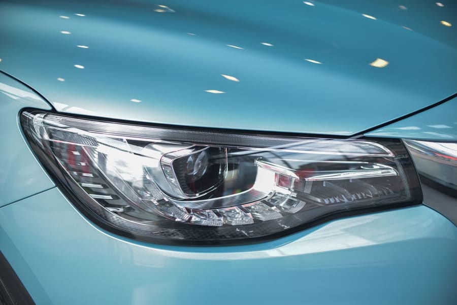 Koplamp van een blauwe Peugeot