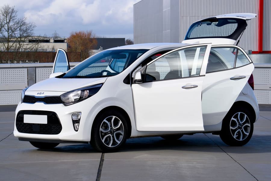 Witte Kia Picanto met open achterklep