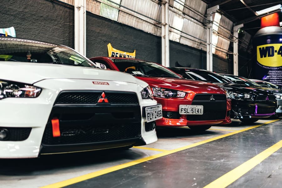 Witte Mitsubishi Lancer in de werkplaats