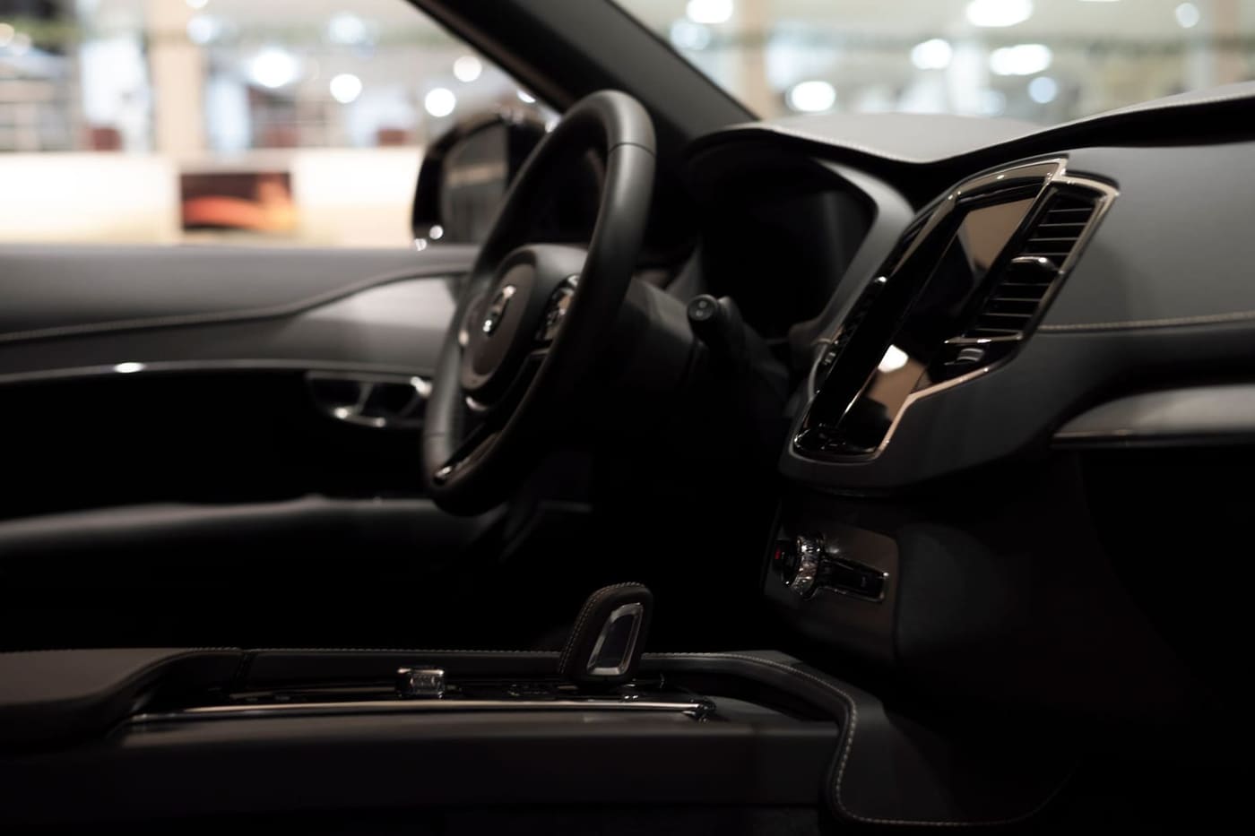 Interieur van een auto, gezien vanaf de bestuurdersstoel